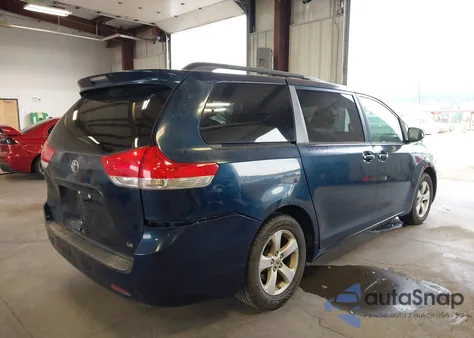 2012 Toyota Sienna Le V6 8 Passenger z USA, uszkodzony, nr VIN 5TDKK3DC4CS269466
